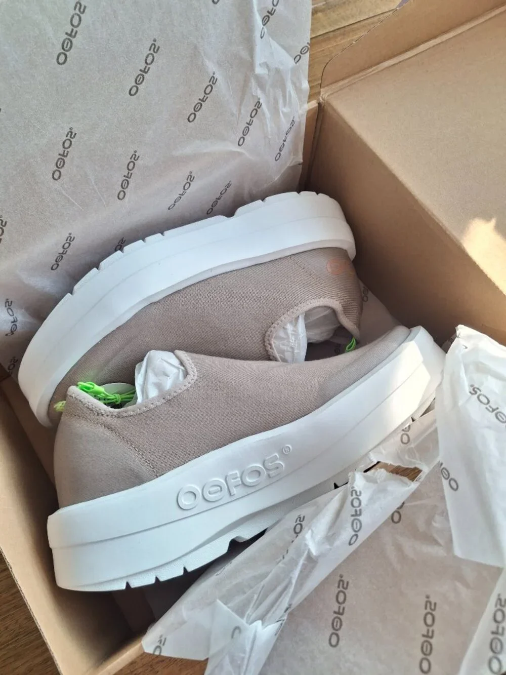 (New) OOFOS – OOmega eeZee Low Recovery Shoes (Nomad/White) – Women's 8